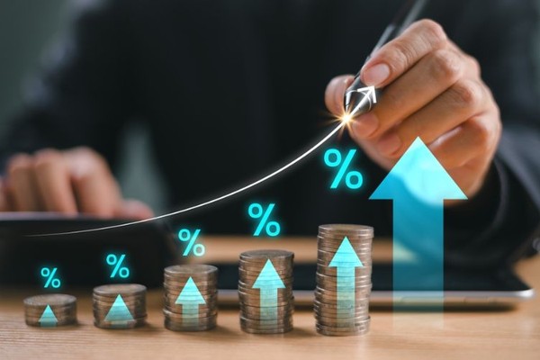 Người chơi hi88 nổ hũ đang phân tích và chọn trò chơi máy đánh bạc